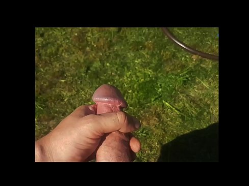 ❤️ Žhavá kočička si nechá ošukat růžovou kundičku a udělá se squirtem v letní zahradě. ☑ Kvalitní sex u cs.niceporn.ru ️❤